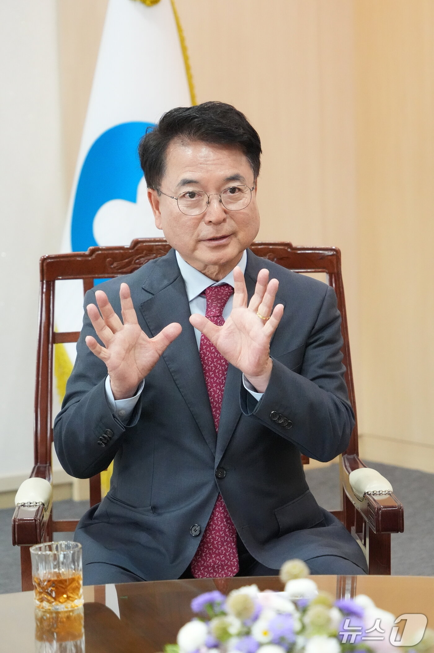 본문 이미지 - 육동한 춘천시장이 시청 접견실에서 뉴스1 기자와 민선 8기 출범 3주년을 맞아 인터뷰를 하고 있다.&#40;춘천시 제공, 재판매 및 DB금지&#41;