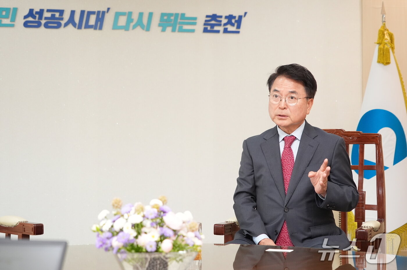 본문 이미지 - 육동한 춘천시장이 시청 접견실에서 뉴스1 기자와 민선 8기 출범 3주년을 맞아 인터뷰를 하고 있다.&#40;춘천시 제공, 재판매 및 DB금지&#41;