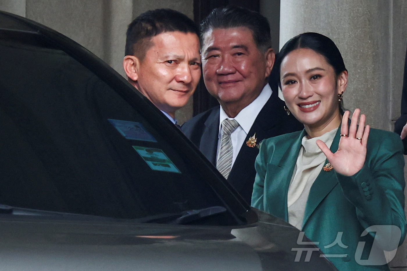 (방콕 로이터=뉴스1) 양은하 기자 = 패통탄 친나왓 태국 총리가 1일 방콕 헌법재판소 앞에서 지지자들에게 인사를 하고 있다. 2025.07.01.ⓒ 로이터=뉴스1