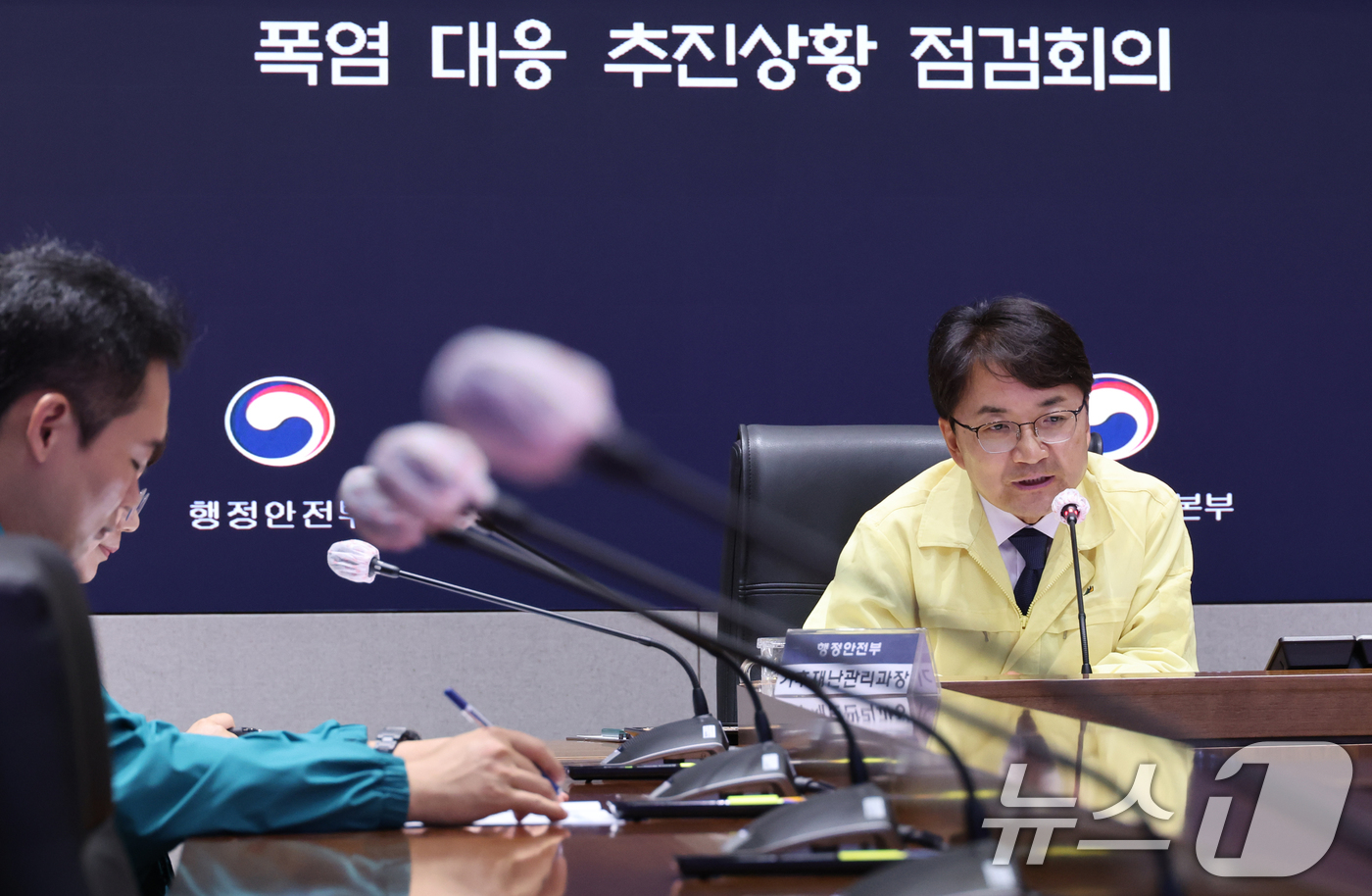 (서울=뉴스1) 임세영 기자 = 김광용 행정안전부 재난안전관리본부장이 1일 서울 종로구 정부서울청사 서울상황센터에서 열린 폭염 대응 추진상황 점검회의에 참석해 발언하고 있다. (공 …
