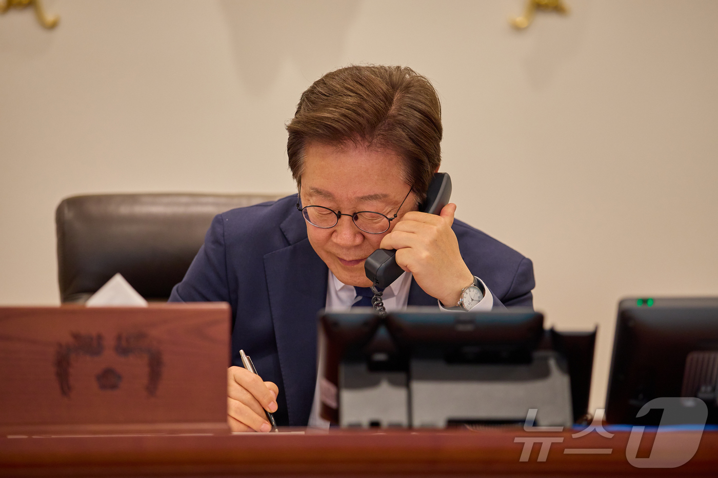 (서울=뉴스1) 이재명 기자 = 이재명 대통령이 1일 서울 용산구 대통령실 청사 집무실에서 모하메드 빈 자이드 알 나흐얀 아랍에미리트연합국(UAE) 대통령과 전화 통화를 하고 있다 …