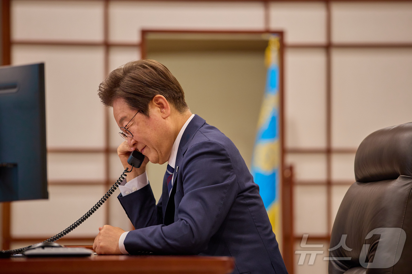 (서울=뉴스1) 이재명 기자 = 이재명 대통령이 1일 서울 용산구 대통령실 청사 집무실에서 모하메드 빈 자이드 알 나흐얀 아랍에미리트연합국(UAE) 대통령과 전화 통화를 하고 있다 …