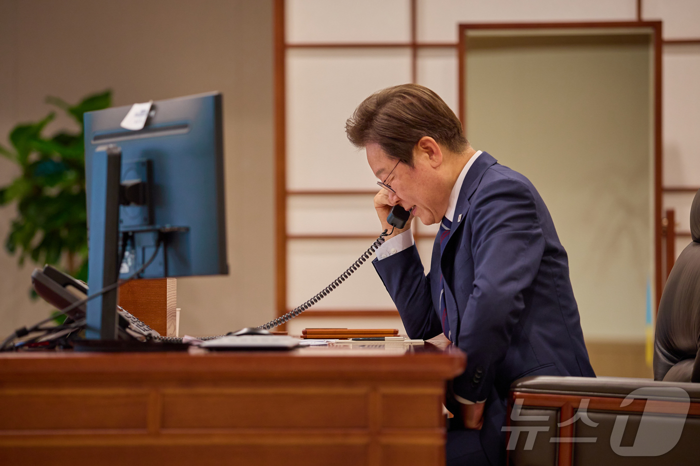 (서울=뉴스1) 이재명 기자 = 이재명 대통령이 1일 서울 용산구 대통령실 청사 집무실에서 모하메드 빈 자이드 알 나흐얀 아랍에미리트연합국(UAE) 대통령과 전화 통화를 하고 있다 …