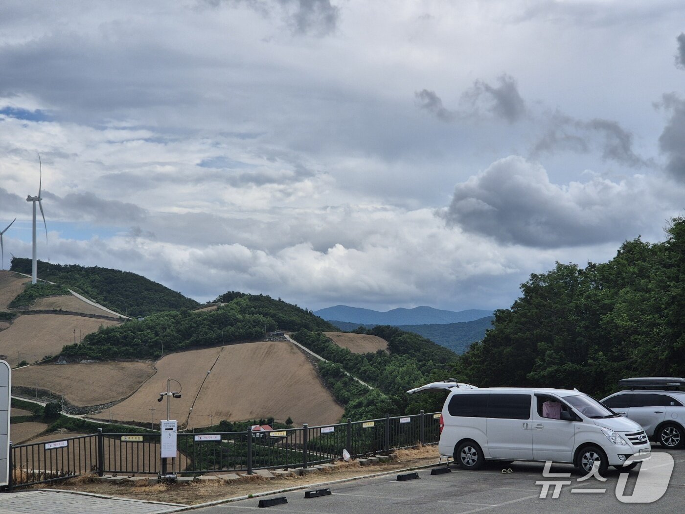 본문 이미지 - 강원지역에 폭염특보가 발효된 1일, 강릉 왕산면 대기4리 안반데기 멍에주차장을 찾은 차박족들이 피서를 즐기고 있다. 2025.7.1/뉴스1 윤왕근 기자