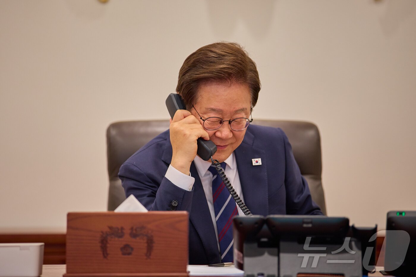 본문 이미지 - 이재명 대통령이 1일 서울 용산구 대통령실 청사 집무실에서 크리스토퍼 럭슨 뉴질랜드 총리와 전화 통화를 하고 있다. &#40;대통령실 제공. 재판매 및 DB 금지&#41; 2025.7.1/뉴스1 ⓒ News1 이재명 기자