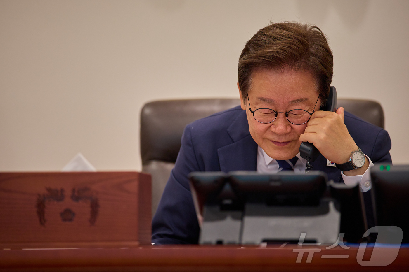 (서울=뉴스1) 이재명 기자 = 이재명 대통령이 1일 서울 용산구 대통령실 청사 집무실에서 크리스토퍼 럭슨 뉴질랜드 총리와 전화 통화를 하고 있다. (대통령실 제공. 재판매 및 D …