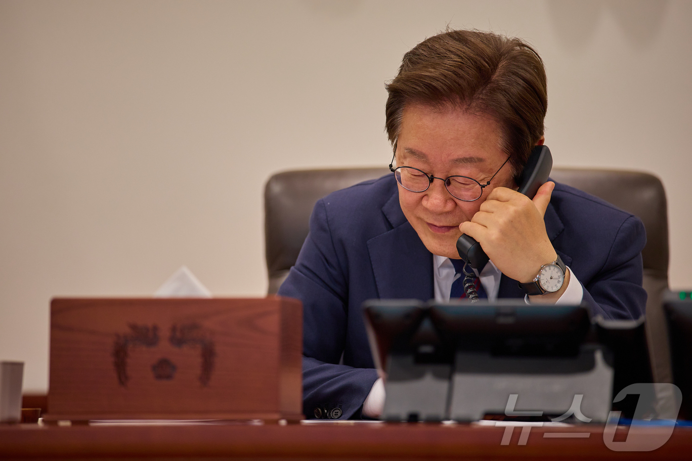 (서울=뉴스1) 이재명 기자 = 이재명 대통령이 1일 서울 용산구 대통령실 청사 집무실에서 크리스토퍼 럭슨 뉴질랜드 총리와 전화 통화를 하고 있다. (대통령실 제공. 재판매 및 D …