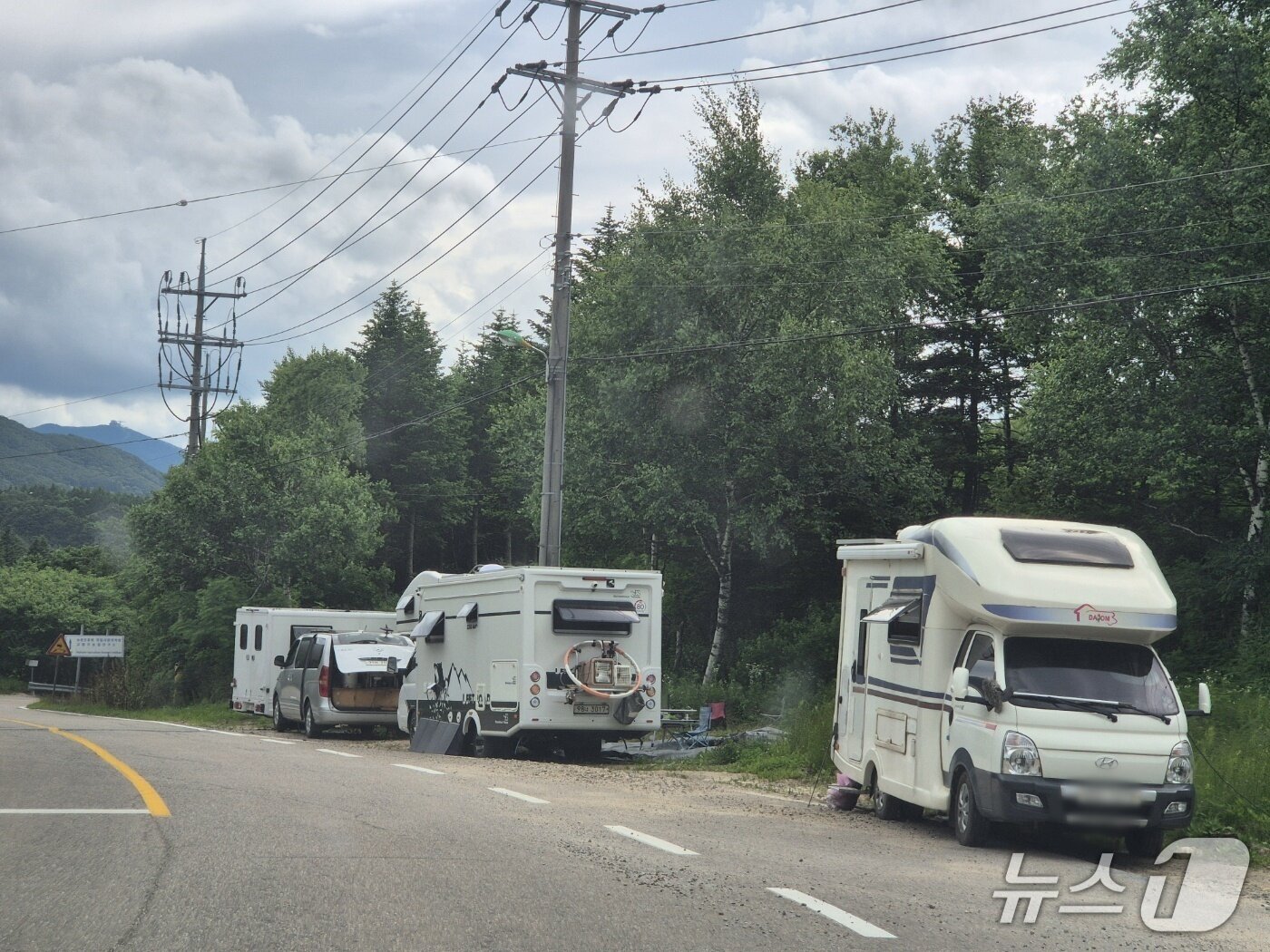 본문 이미지 - 강원지역에 폭염특보가 발효된 1일, 옛 영동고속도로 하행선 평창 대관령마을 휴게소 인근 공터에 캠핑차량이 주차돼 있다. 2025.7.1/뉴스1 윤왕근 기자