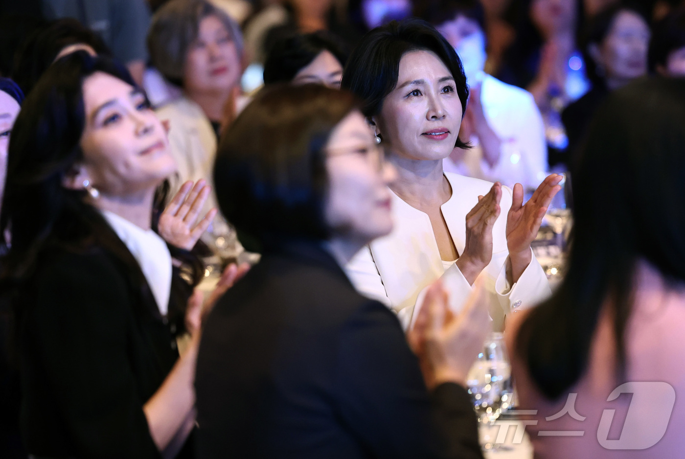 (서울=뉴스1) 구윤성 기자 = 이재명 대통령의 부인 김혜경 여사(오른쪽)가 1일 오후 서울 중구 신라호텔에서 열린 '제4회 여성기업주간 개막식'에 참석해 손뼉을 치고 있다. 왼쪽 …