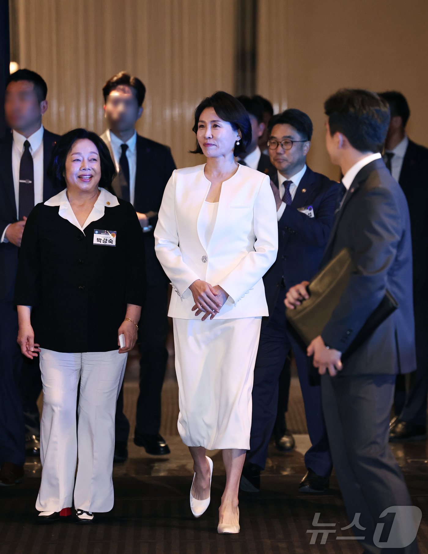 (서울=뉴스1) 구윤성 기자 = 이재명 대통령의 부인 김혜경 여사가 1일 오후 서울 중구 신라호텔에서 열린 '제4회 여성기업주간 개막식'에 참석하고 있다. 왼쪽부터 박창숙 한국여성 …