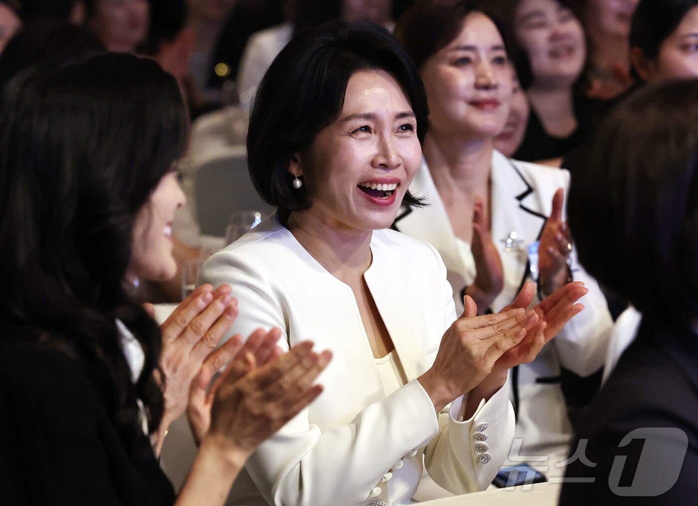 본문 이미지 - 이재명 대통령의 부인 김혜경 여사가 1일 오후 서울 중구 신라호텔에서 열린 &#39;제4회 여성기업주간 개막식&#39;에 참석해 활짝 웃고 있다. 2025.7.1/뉴스1 ⓒ News1 구윤성 기자