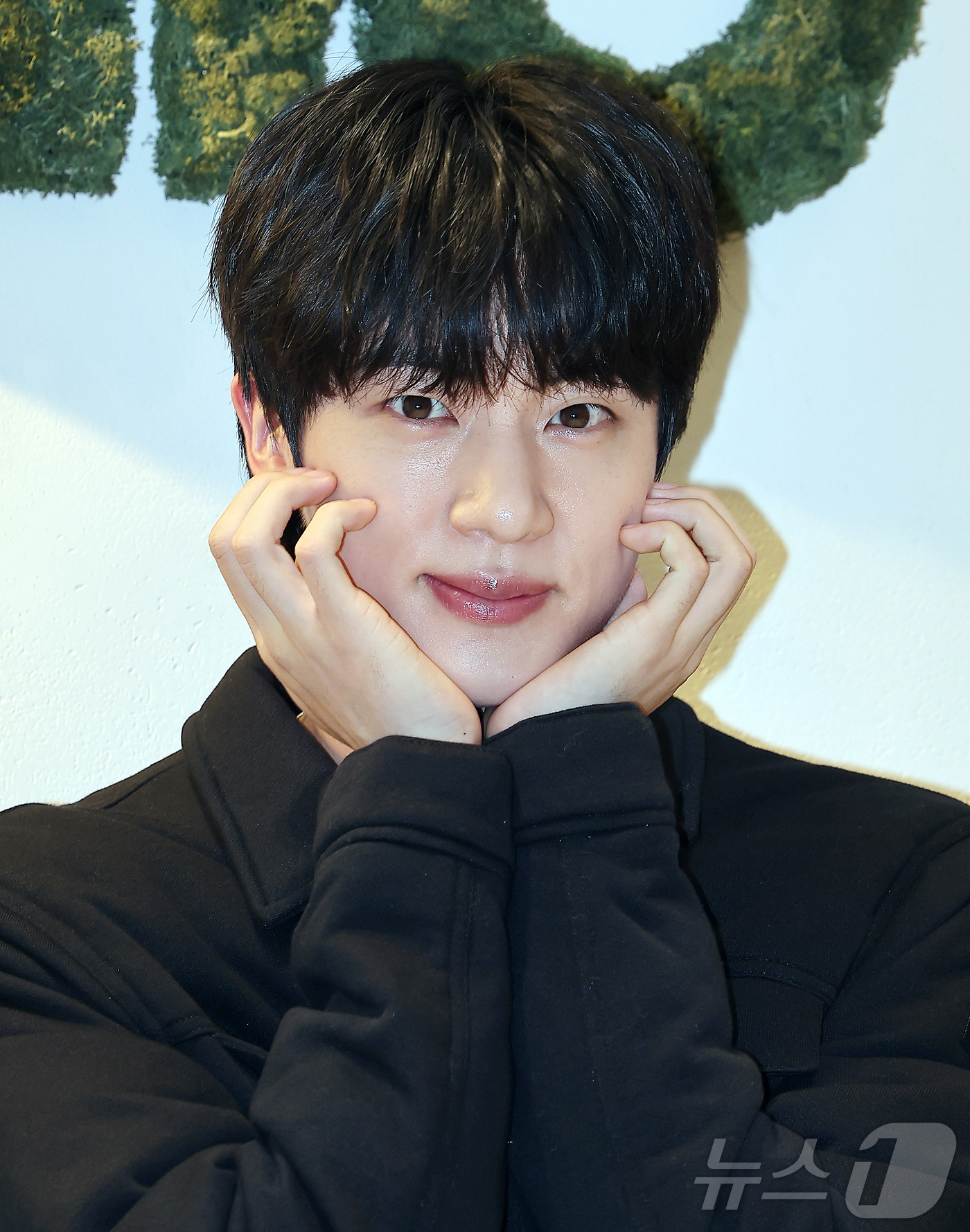 (서울=뉴스1) 김진환 기자 = BTS 진이 1일 오후 서울 강남구 도산공원에 위치한 프리미엄 라이프스타일 브랜드 알로(alo) 플래그십 스토어에서 열린 포토행사에 참석해 포즈를 …