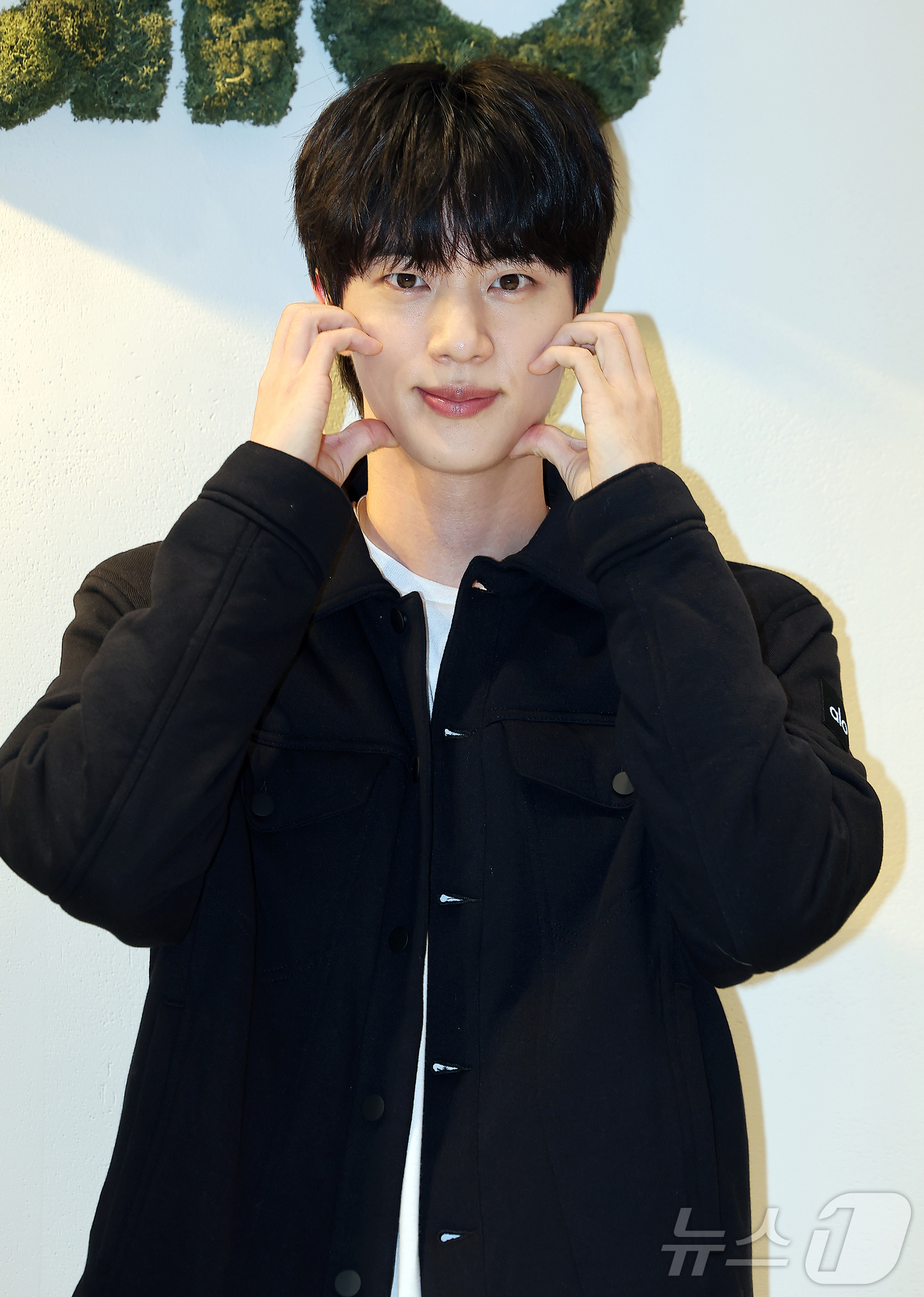 (서울=뉴스1) 김진환 기자 = BTS 진이 1일 오후 서울 강남구 도산공원에 위치한 프리미엄 라이프스타일 브랜드 알로(alo) 플래그십 스토어에서 열린 포토행사에 참석해 포즈를 …