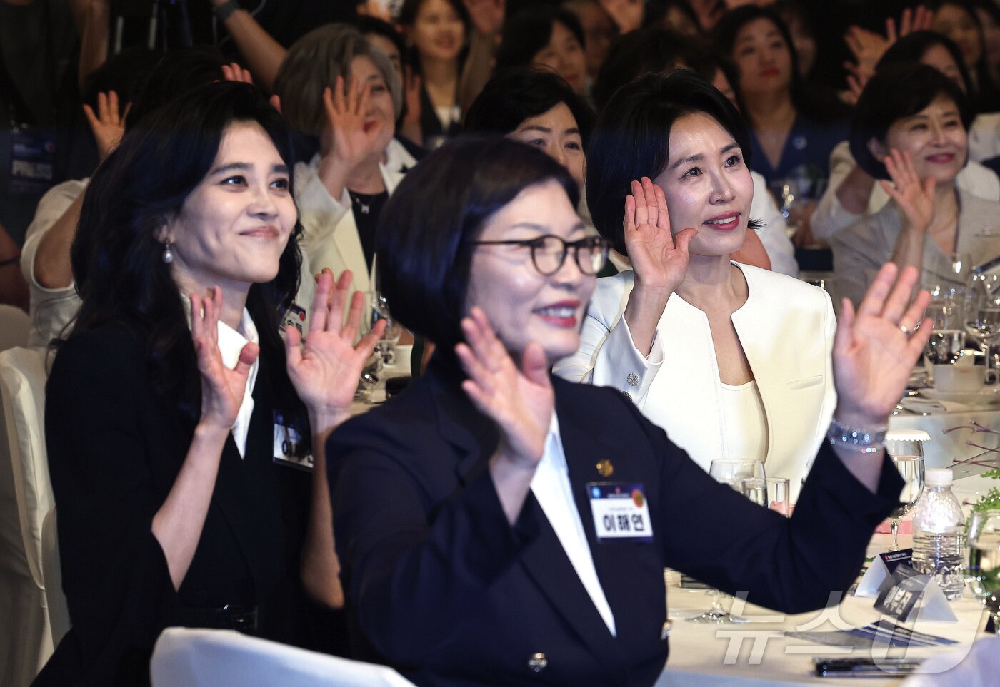 본문 이미지 - 이재명 대통령의 부인 김혜경 여사와 이부진 호텔신라 사장 등 참석자들이 1일 오후 서울 중구 신라호텔에서 열린 &#39;제4회 여성기업주간 개막식&#39;에 참석해 손뼉을 치고 있다. 2025.7.1/뉴스1 ⓒ News1 구윤성 기자