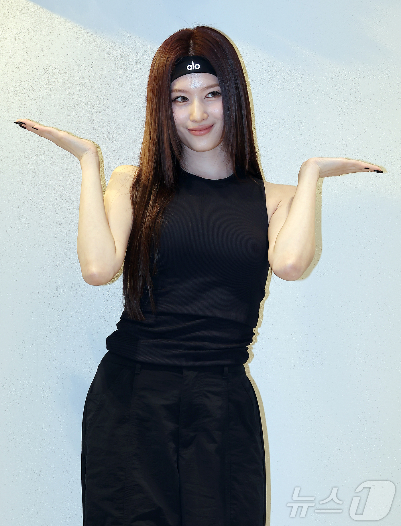 (서울=뉴스1) 김진환 기자 = 트와이스 사나가 1일 오후 서울 강남구 도산공원에 위치한 프리미엄 라이프스타일 브랜드 알로(alo) 플래그십 스토어에서 열린 포토행사에 참석해 포즈 …