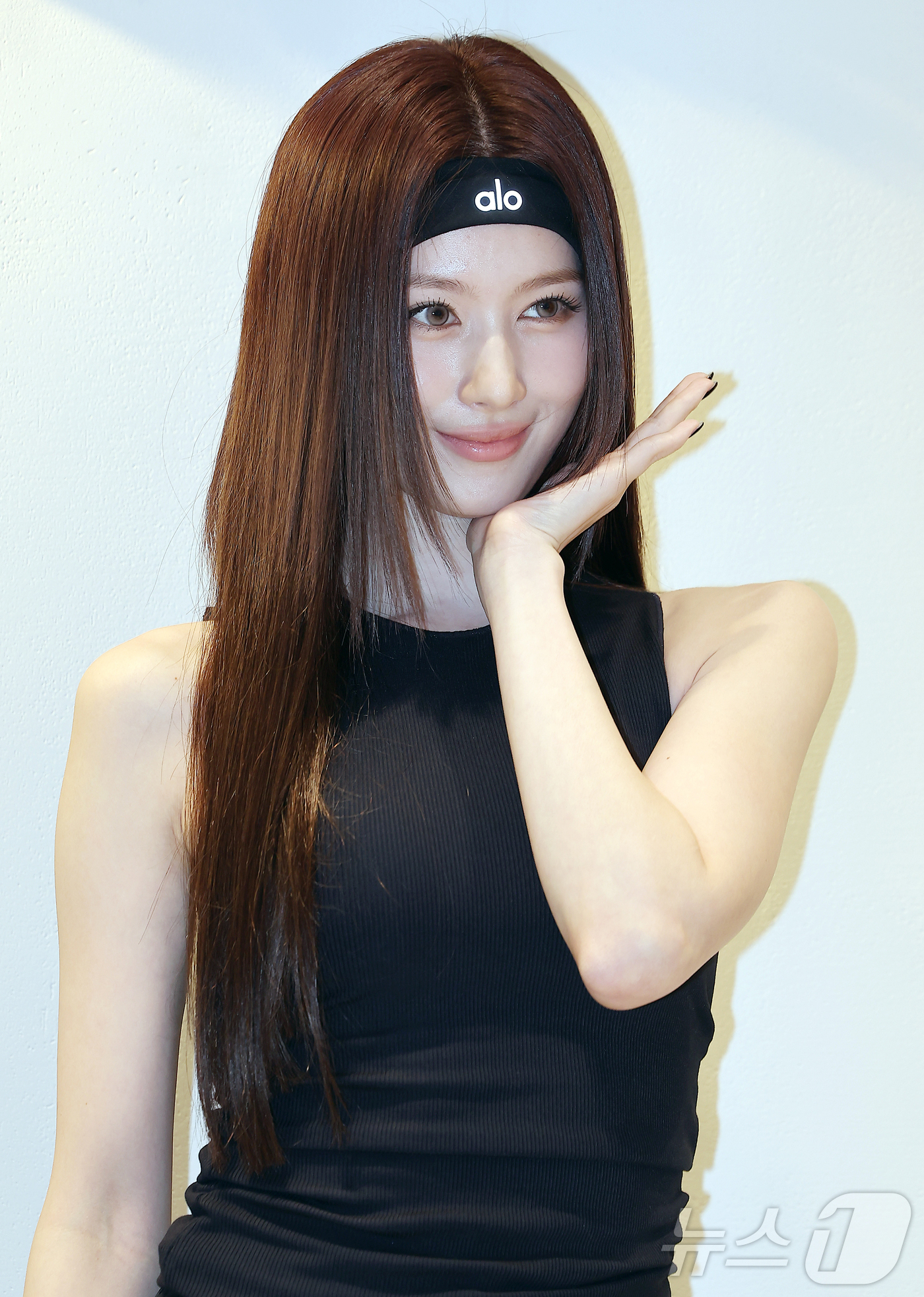 (서울=뉴스1) 김진환 기자 = 트와이스 사나가 1일 오후 서울 강남구 도산공원에 위치한 프리미엄 라이프스타일 브랜드 알로(alo) 플래그십 스토어에서 열린 포토행사에 참석해 포즈 …