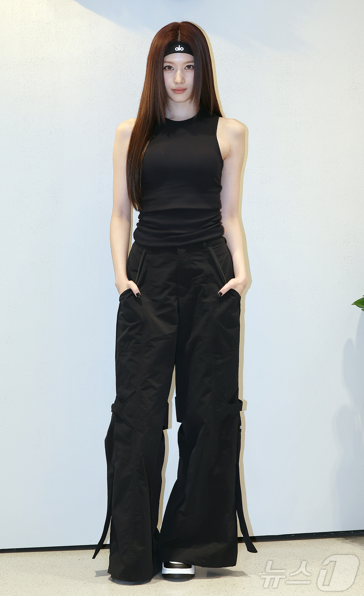 (서울=뉴스1) 김진환 기자 = 트와이스 사나가 1일 오후 서울 강남구 도산공원에 위치한 프리미엄 라이프스타일 브랜드 알로(alo) 플래그십 스토어에서 열린 포토행사에 참석해 포즈 …