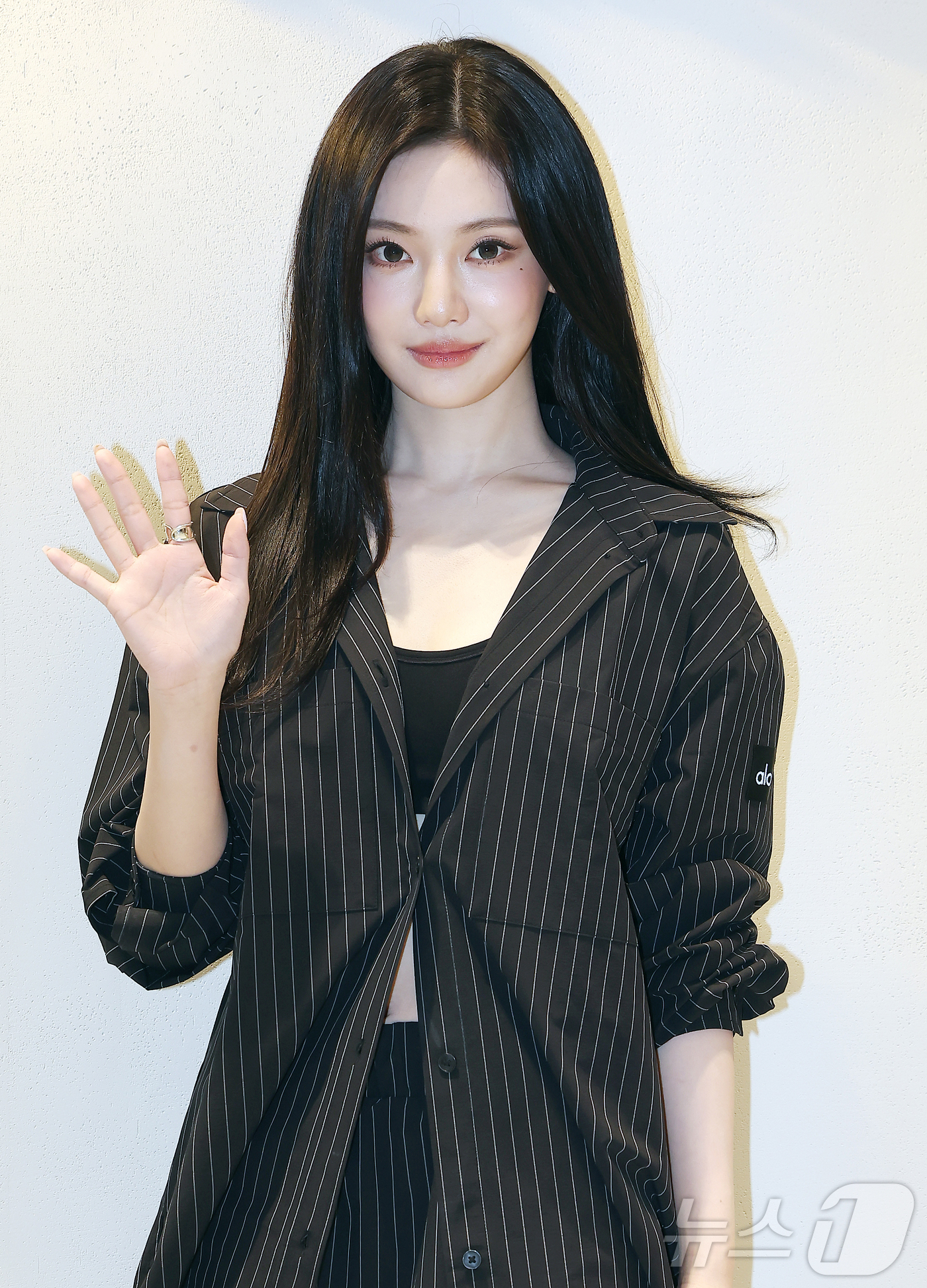 (서울=뉴스1) 김진환 기자 = 에스파 닝닝이 1일 오후 서울 강남구 도산공원에 위치한 프리미엄 라이프스타일 브랜드 알로(alo) 플래그십 스토어에서 열린 포토행사에 참석해 포즈를 …