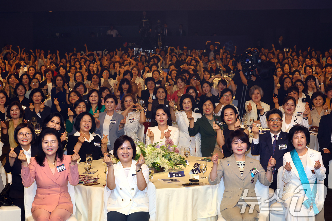 (서울=뉴스1) 구윤성 기자 = 이재명 대통령의 부인 김혜경 여사를 비롯한 참석자들이 1일 오후 서울 중구 신라호텔에서 열린 '제4회 여성기업주간 개막식'에서 기념촬영을 하고 있다 …