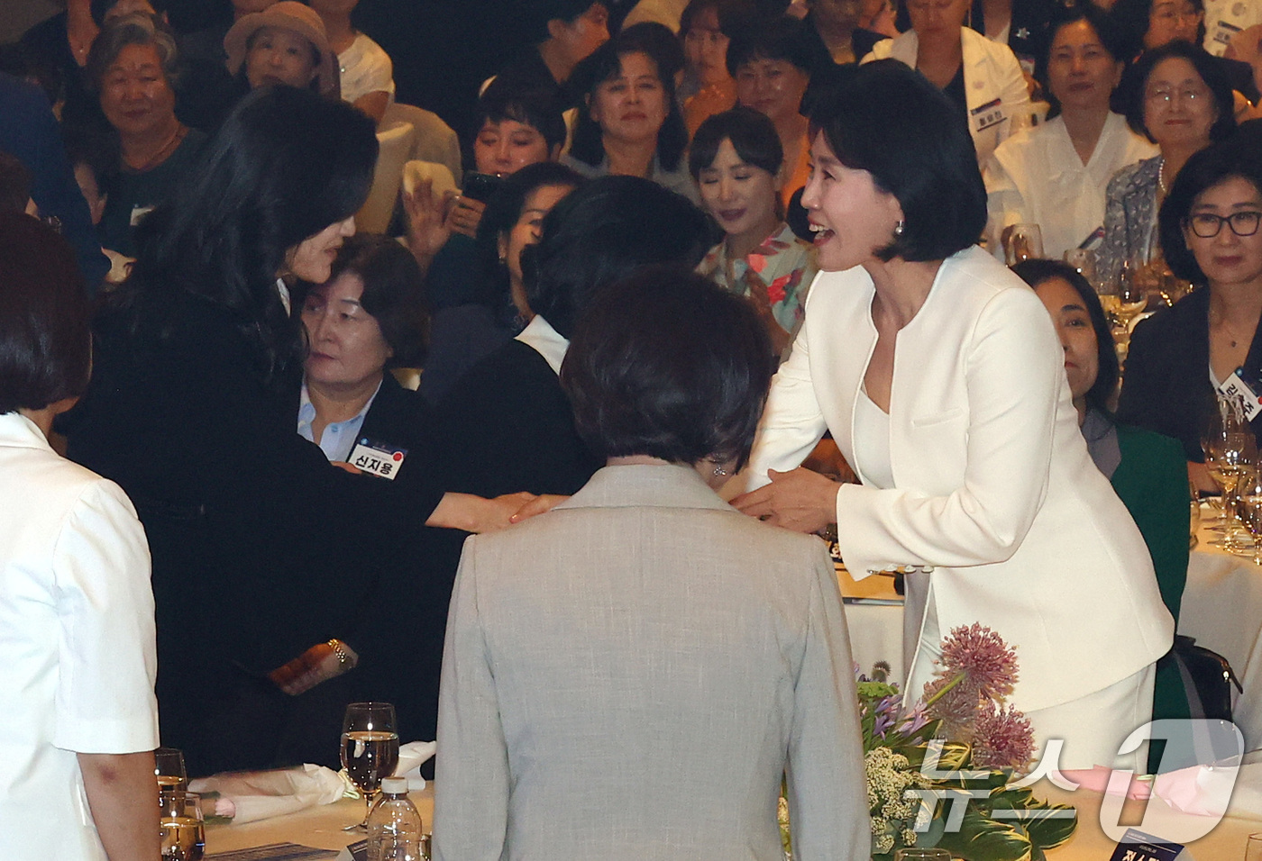 (서울=뉴스1) 구윤성 기자 = 이재명 대통령의 부인 김혜경 여사와 이부진 호텔신라 사장이 1일 오후 서울 중구 신라호텔에서 열린 '제4회 여성기업주간 개막식'에 참석해 악수하고 …