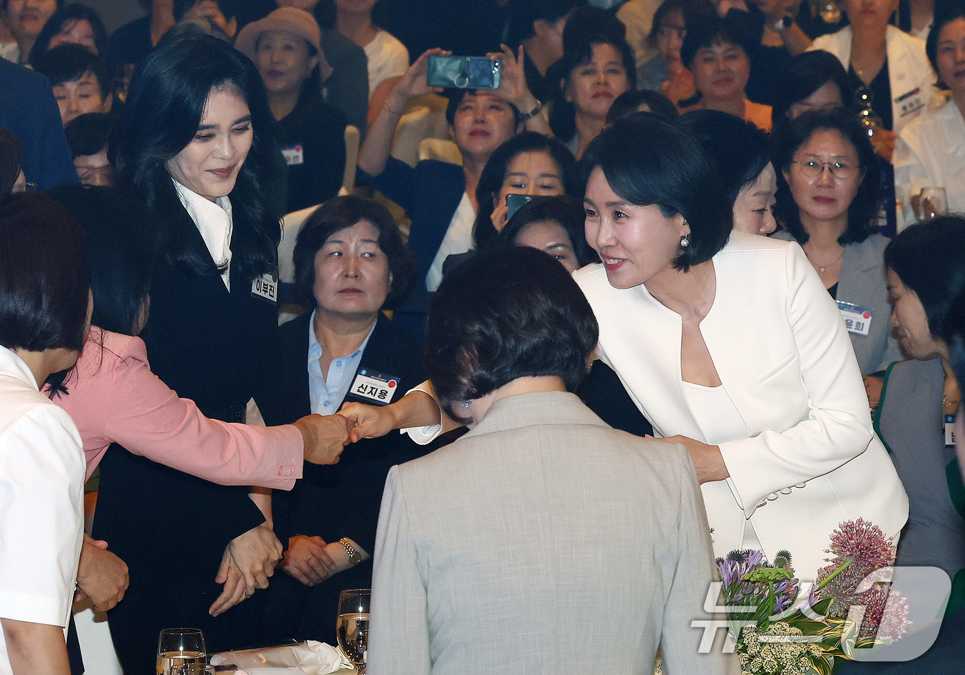 (서울=뉴스1) 구윤성 기자 = 이재명 대통령의 부인 김혜경 여사가 1일 오후 서울 중구 신라호텔에서 열린 '제4회 여성기업주간 개막식'에서 이부진 호텔신라 사장 등 참석자들과 악 …