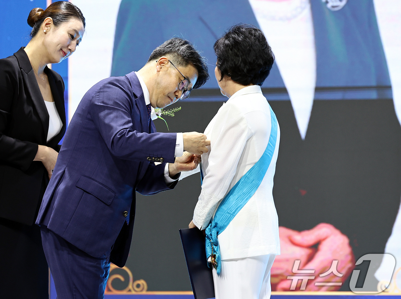 (서울=뉴스1) 구윤성 기자 = 김성섭 중소벤처기업부 차관이 1일 오후 서울 중구 신라호텔에서 열린 '제4회 여성기업주간 개막식'에서 진덕수 대홍코스텍 대표이사에게 금탑산업훈장을 …