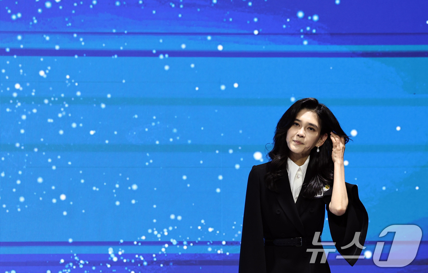 (서울=뉴스1) 구윤성 기자 = 이부진 호텔신라 사장이 1일 오후 서울 중구 신라호텔에서 열린 '제4회 여성기업주간 개막식'에 참석해 머리를 쓸어넘기고 있다. 2025.7.1/뉴스 …