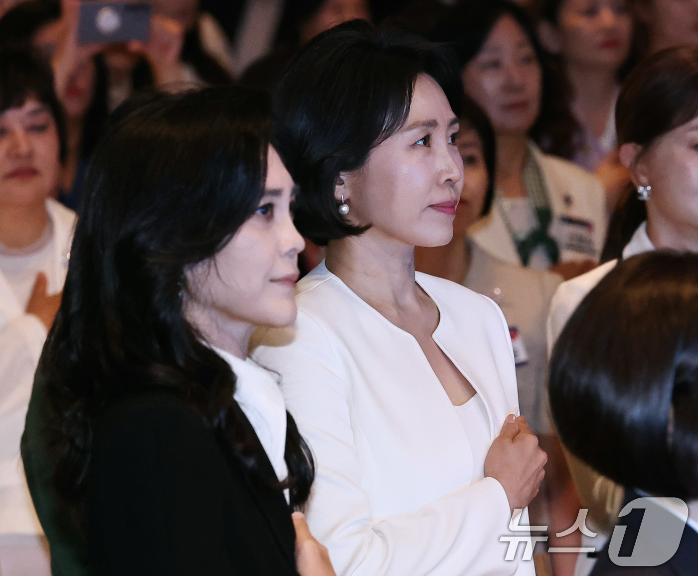 (서울=뉴스1) 구윤성 기자 = 이재명 대통령의 부인 김혜경 여사와 이부진 호텔신라 사장이 1일 오후 서울 중구 신라호텔에서 열린 '제4회 여성기업주간 개막식'에 참석해 국기에 대 …