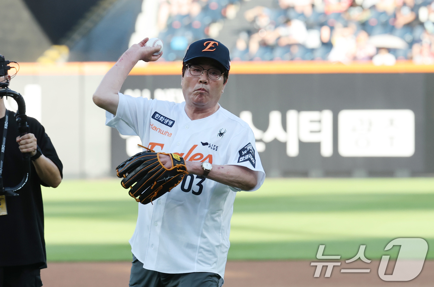 (대전=뉴스1) 김기태 기자 = 1일 오후 대전한화생명 볼파크에서 열린 프로야구 '2025 신한 SOL뱅크 KBO 리그' 한화 이글스와 NC 다이노스 경기에서 김동일 충남 보령시장 …