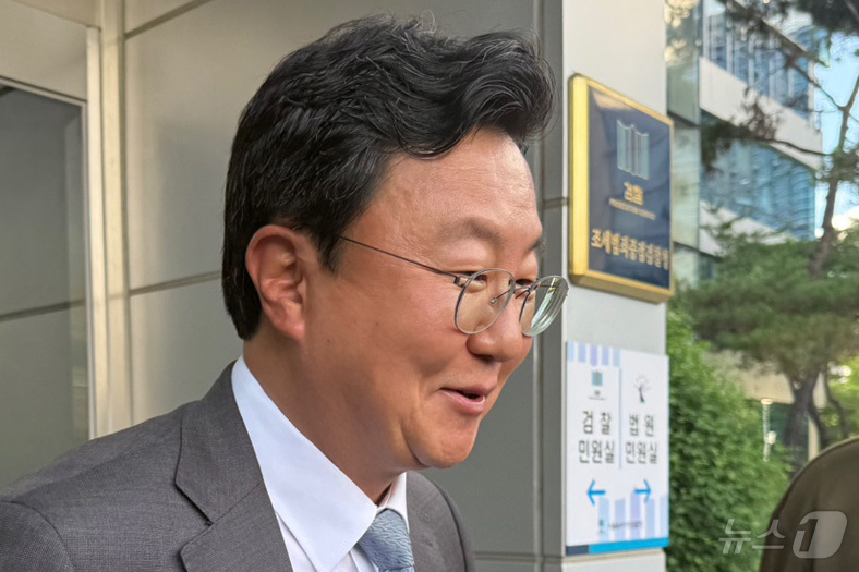 (서울=뉴스1) 김형준 기자 = 서울중앙지검장에 임명된 정진우 서울북부지검장이 1일 오후 서울 도봉구 서울북부지검 청사에서 퇴근하고 있다. 2025.7.1/뉴스1