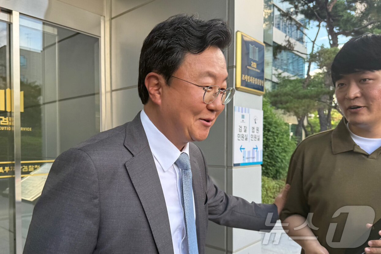 본문 이미지 - 서울중앙지검장에 임명된 정진우 서울북부지검장이 1일 오후 서울 도봉구 서울북부지검 청사에서 퇴근하고 있다. 2025.7.1/뉴스1 ⓒ News1 김형준 기자