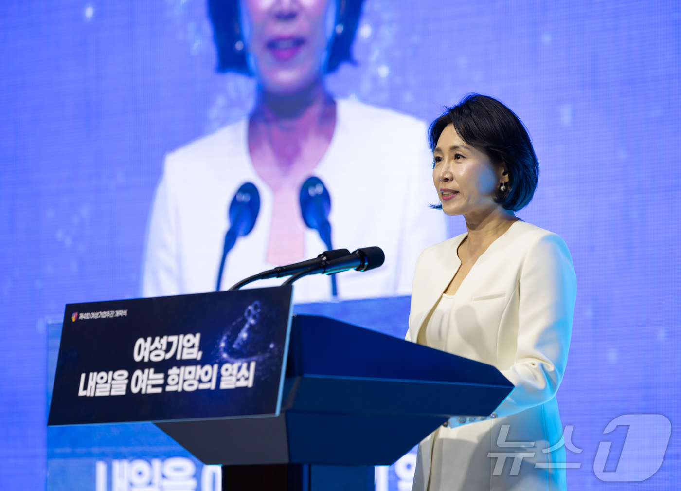 (서울=뉴스1) 이재명 기자 = 이재명 대통령의 부인 김혜경 여사가 1일 서울 중구 신라호텔에서 열린 제4회 여성기업주간 개막식에서 축사를 하고 있다. (대통령실 제공. 재판매 및 …