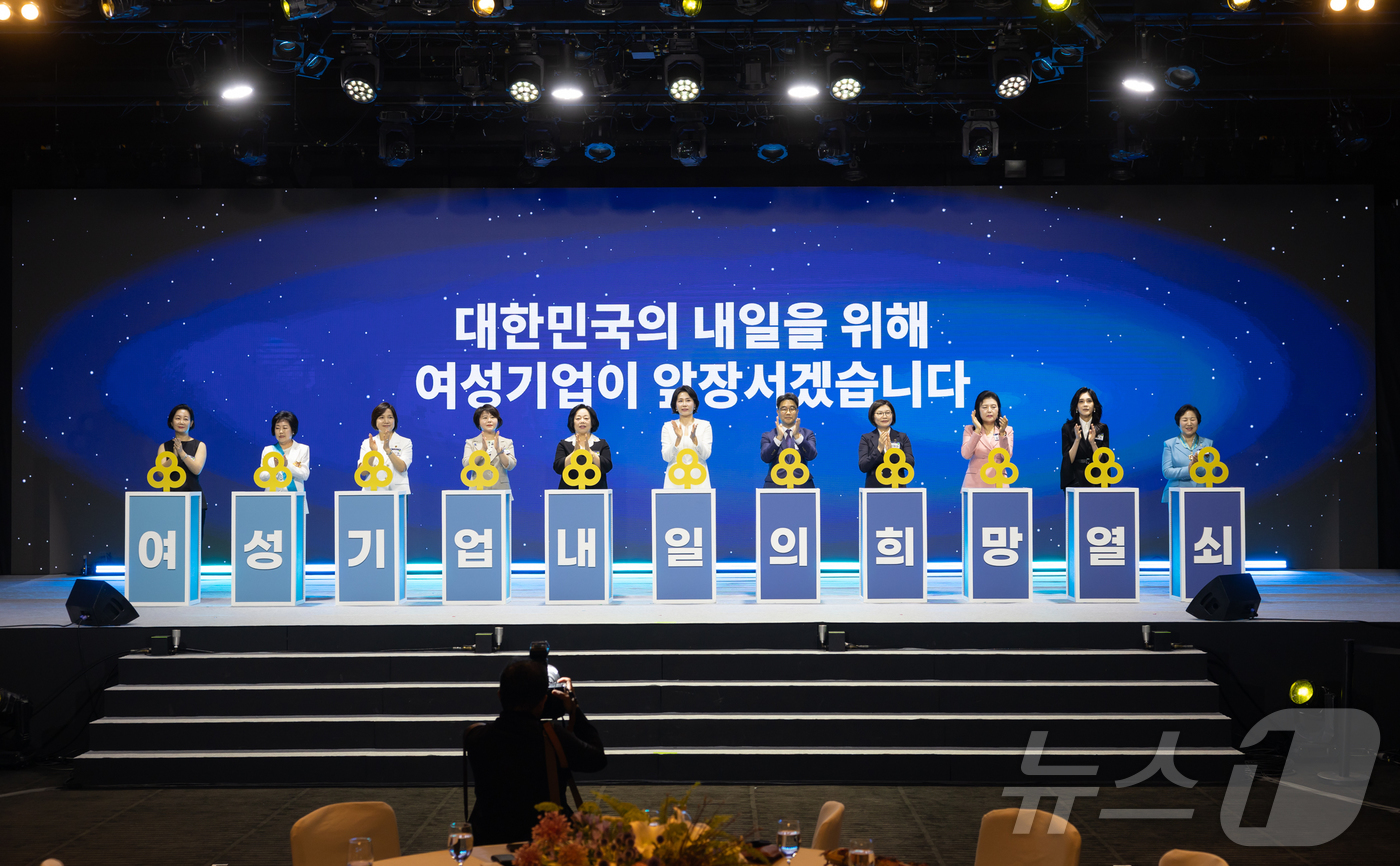 (서울=뉴스1) 이재명 기자 = 이재명 대통령의 부인 김혜경 여사가 1일 서울 중구 신라호텔에서 열린 제4회 여성기업주간 개막식에서 퍼포먼스를 하고 있다. (대통령실 제공. 재판매 …