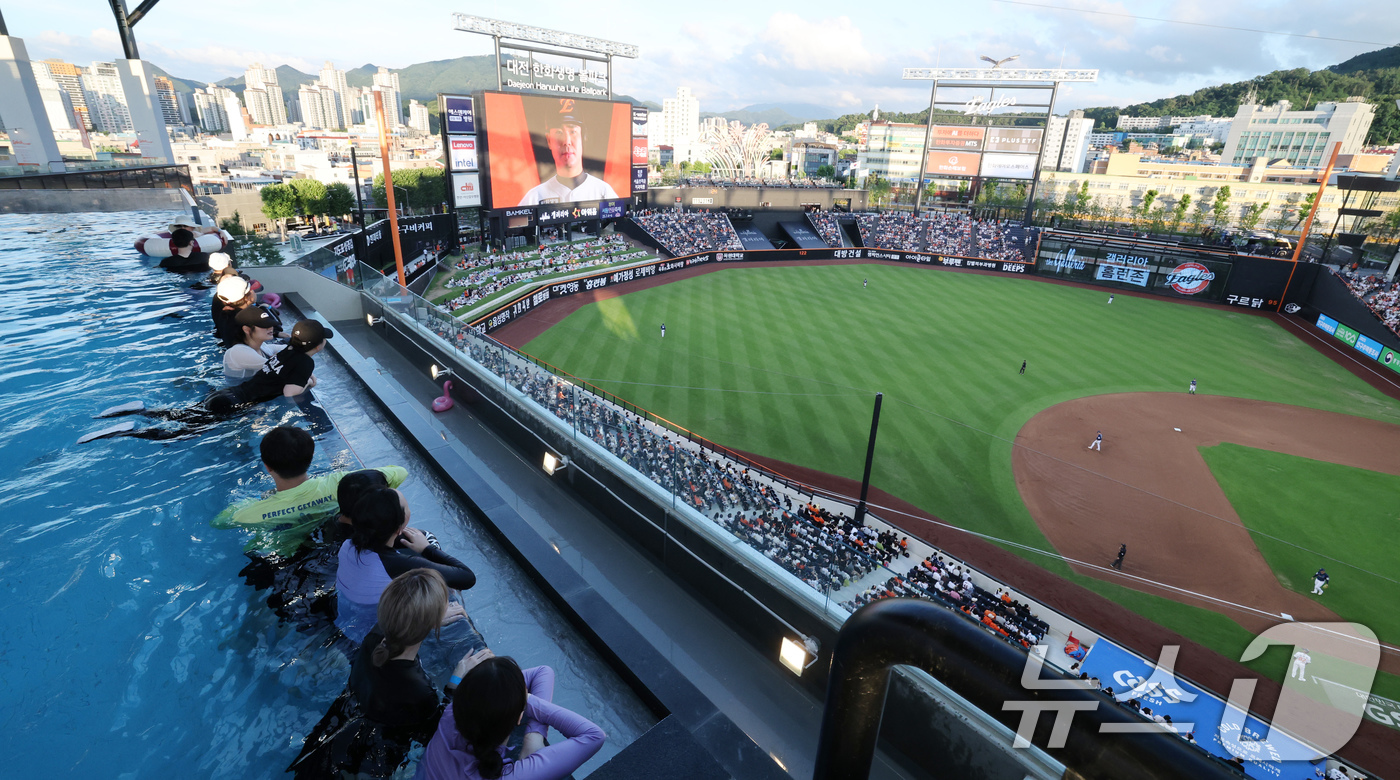 (대전=뉴스1) 김기태 기자 = 1일 오후 대전한화생명 볼파크에서 열린 프로야구 '2025 신한 SOL뱅크 KBO 리그' 한화 이글스와 NC 다이노스 경기에서 관중들이 인피니티 풀 …