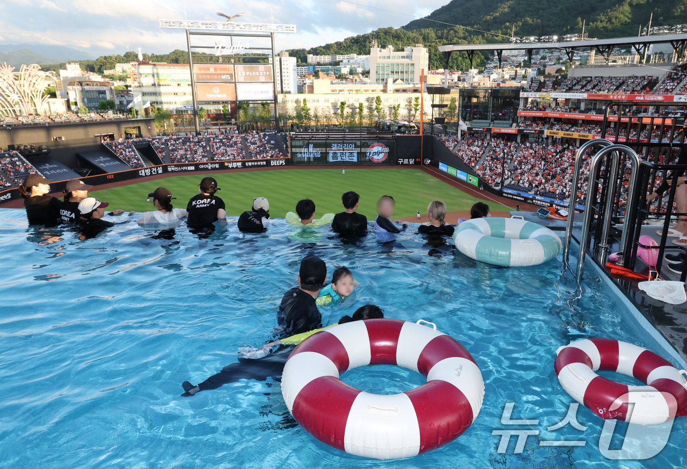 (대전=뉴스1) 김기태 기자 = 1일 오후 대전한화생명 볼파크에서 열린 프로야구 '2025 신한 SOL뱅크 KBO 리그' 한화 이글스와 NC 다이노스 경기에서 관중들이 인피니티 풀 …