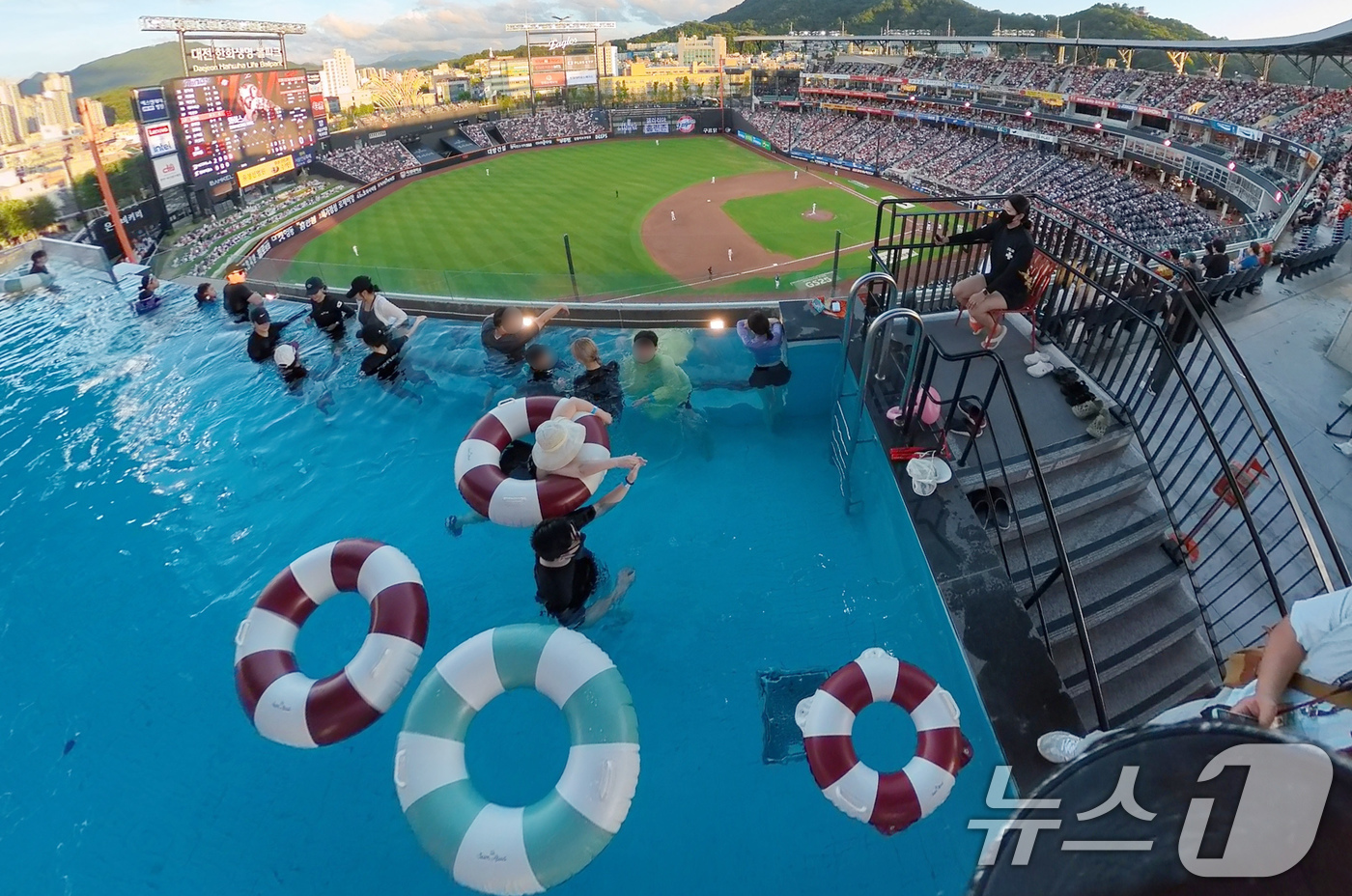 (대전=뉴스1) 김기태 기자 = 1일 오후 대전한화생명 볼파크에서 열린 프로야구 '2025 신한 SOL뱅크 KBO 리그' 한화 이글스와 NC 다이노스 경기에서 관중들이 인피니티 풀 …