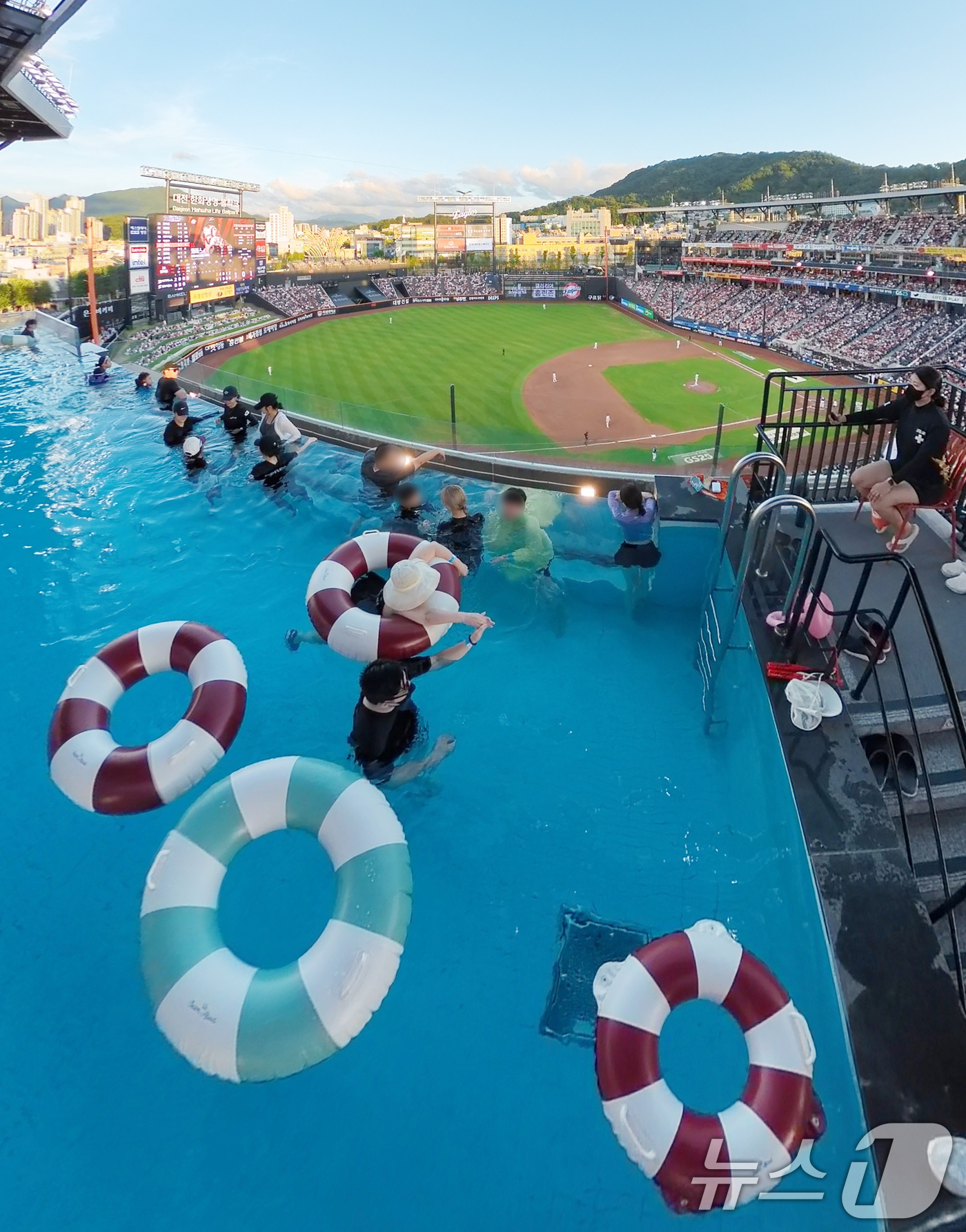 (대전=뉴스1) 김기태 기자 = 1일 오후 대전한화생명 볼파크에서 열린 프로야구 '2025 신한 SOL뱅크 KBO 리그' 한화 이글스와 NC 다이노스 경기에서 관중들이 인피니티 풀 …