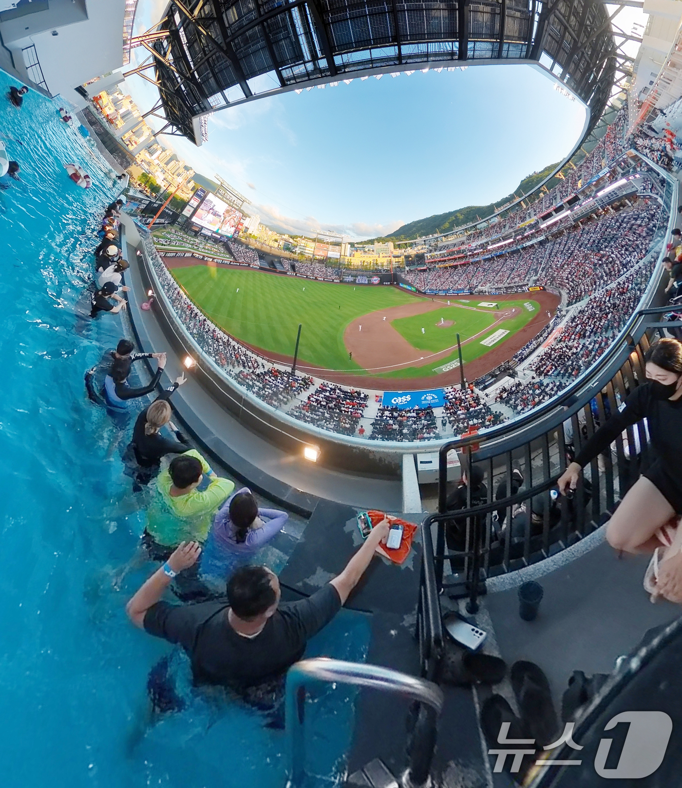 (대전=뉴스1) 김기태 기자 = 1일 오후 대전한화생명 볼파크에서 열린 프로야구 '2025 신한 SOL뱅크 KBO 리그' 한화 이글스와 NC 다이노스 경기에서 관중들이 인피니티 풀 …