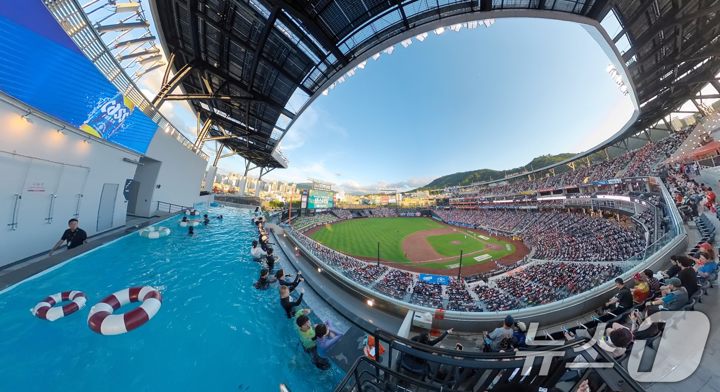 (대전=뉴스1) 김기태 기자 = 1일 오후 대전한화생명 볼파크에서 열린 프로야구 '2025 신한 SOL뱅크 KBO 리그' 한화 이글스와 NC 다이노스 경기에서 관중들이 인피니티 풀 …