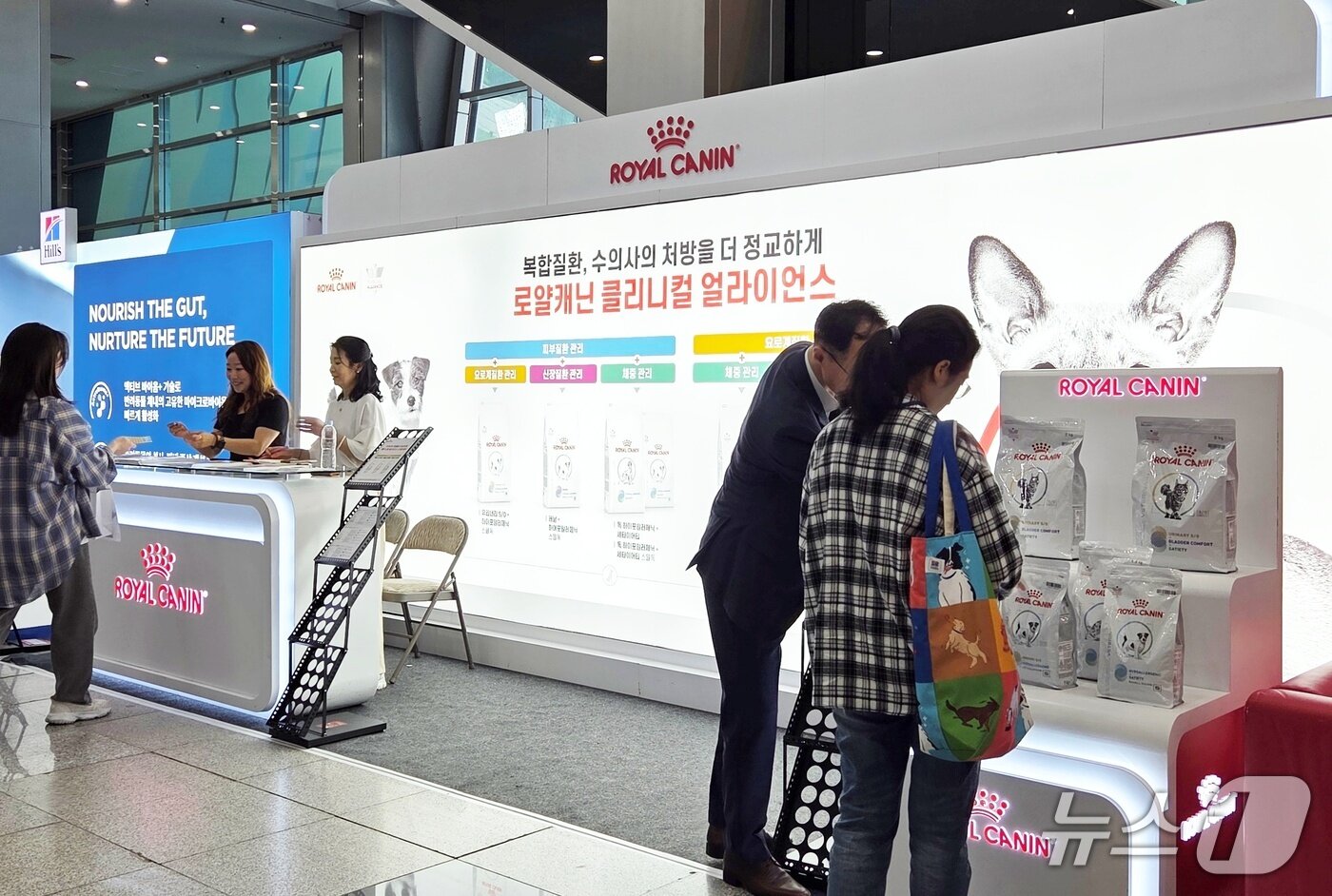 본문 이미지 - 반려동물 기업들이 6월 29일 열린 부산수의컨퍼런스에서 제품을 소개하고 있다. ⓒ 뉴스1