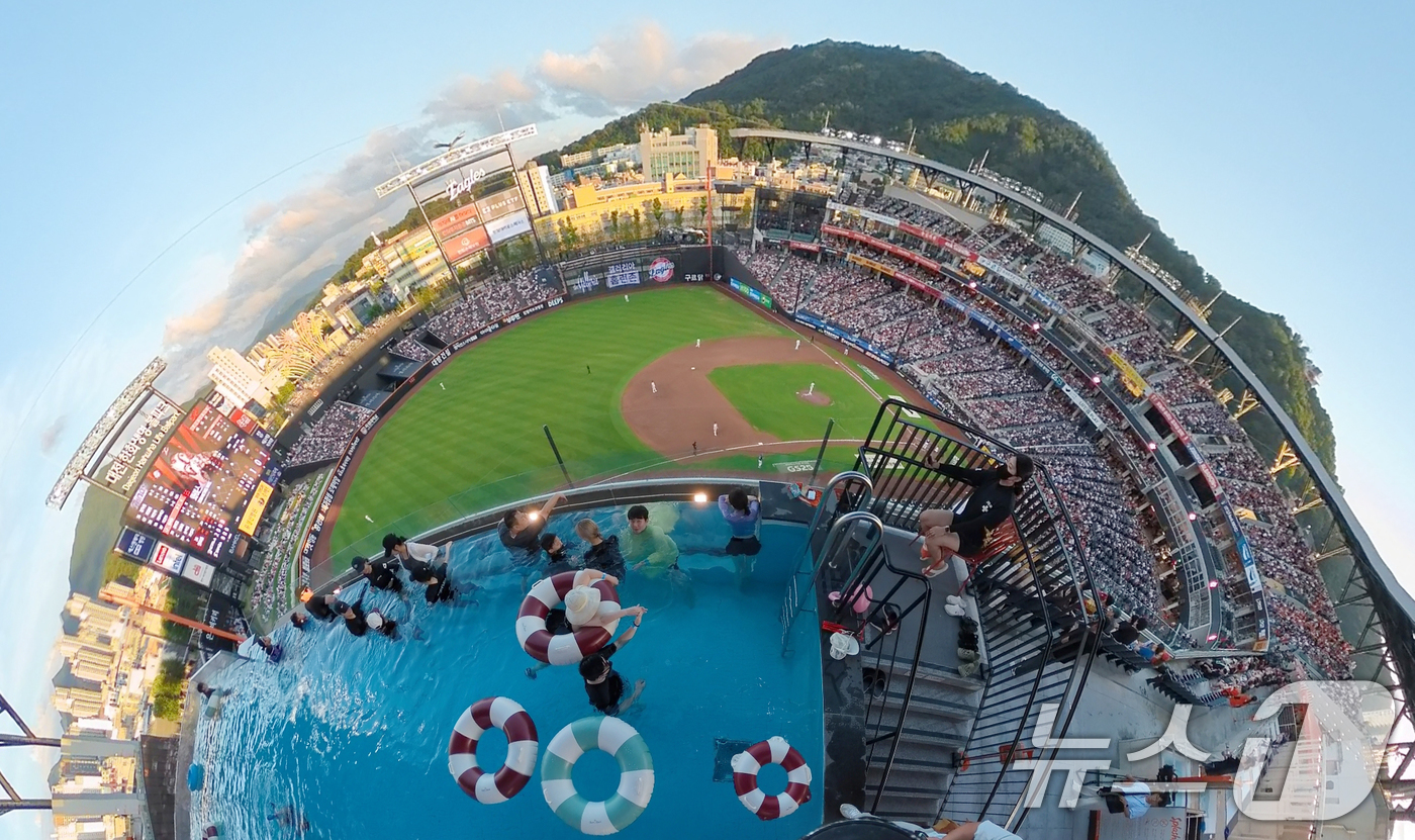(대전=뉴스1) 김기태 기자 = 1일 오후 대전한화생명 볼파크에서 열린 프로야구 '2025 신한 SOL뱅크 KBO 리그' 한화 이글스와 NC 다이노스 경기에서 관중들이 인피니티 풀 …