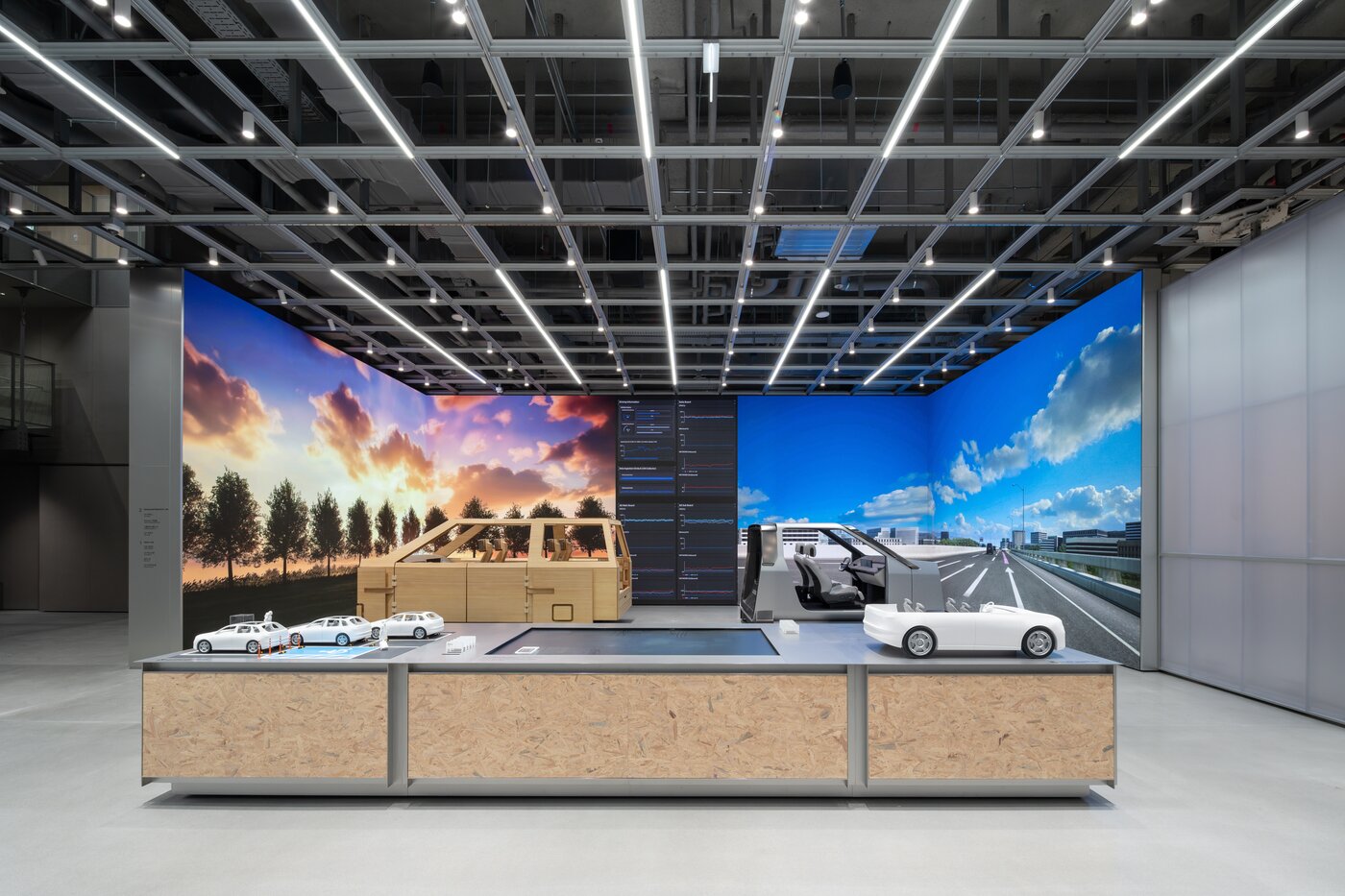 본문 이미지 - 1일 서울 강남의 현대자동차그룹 '사용자경험(UX) 스튜디오 서울' 1층 '오픈랩'에 나무로 만든 가상 차량과 주행 시뮬레이션 체험 차량이 전시된 모습(현대차그룹 제공). 2025.07.01.