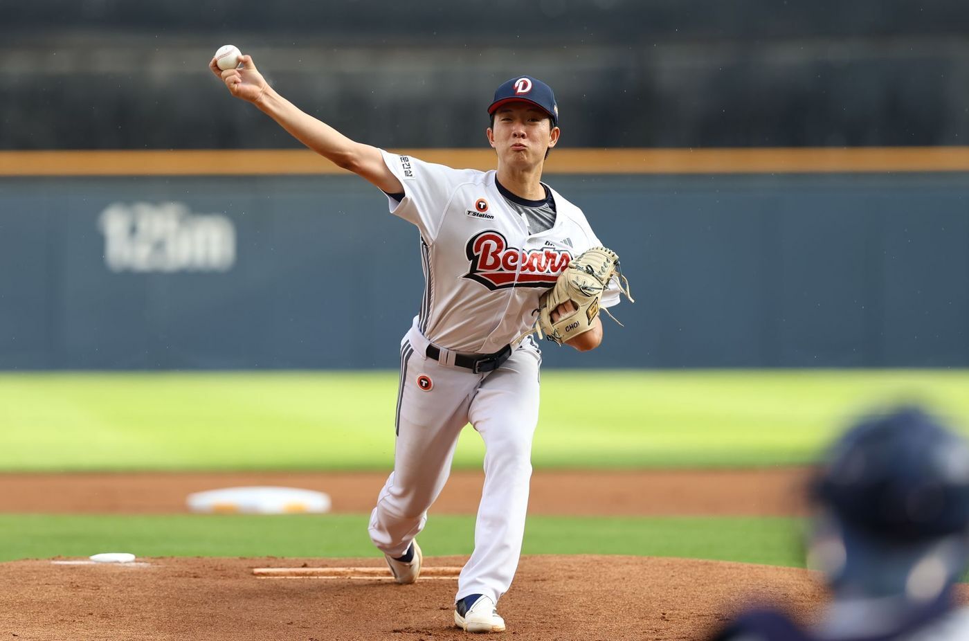 본문 이미지 - 두산 베어스 신인 투수 최민석이 1일 열린 KBO리그 잠실 삼성 라이온즈전에 선발 등판해 역투하고 있다. &#40;두산 베어스 제공&#41;