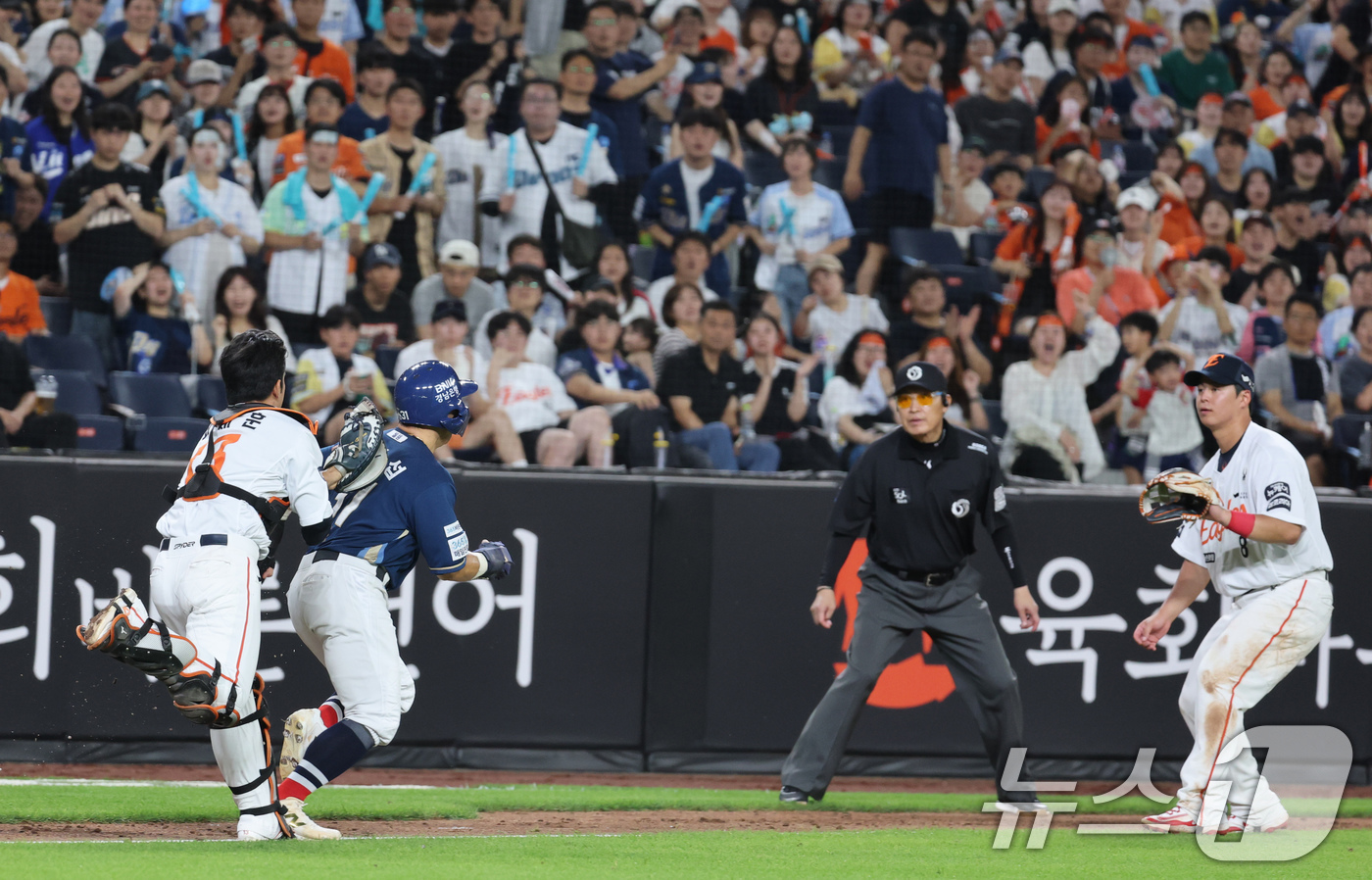 (대전=뉴스1) 김기태 기자 = 1일 오후 대전한화생명 볼파크에서 열린 프로야구 '2025 신한 SOL뱅크 KBO 리그' 한화 이글스와 NC 다이노스 경기에서 7회초 2사 한화 투 …