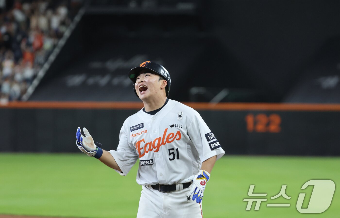 본문 이미지 - 1일 오후 대전한화생명 볼파크에서 열린 프로야구 &#39;2025 신한 SOL뱅크 KBO 리그&#39; 한화 이글스와 NC 다이노스 경기에서 8회말 1사 1, 3루 상황 한화 문현빈이 역전 내야 땅볼에 환호하고 있다. 2025.7.1/뉴스1 ⓒ News1 김기태 기자