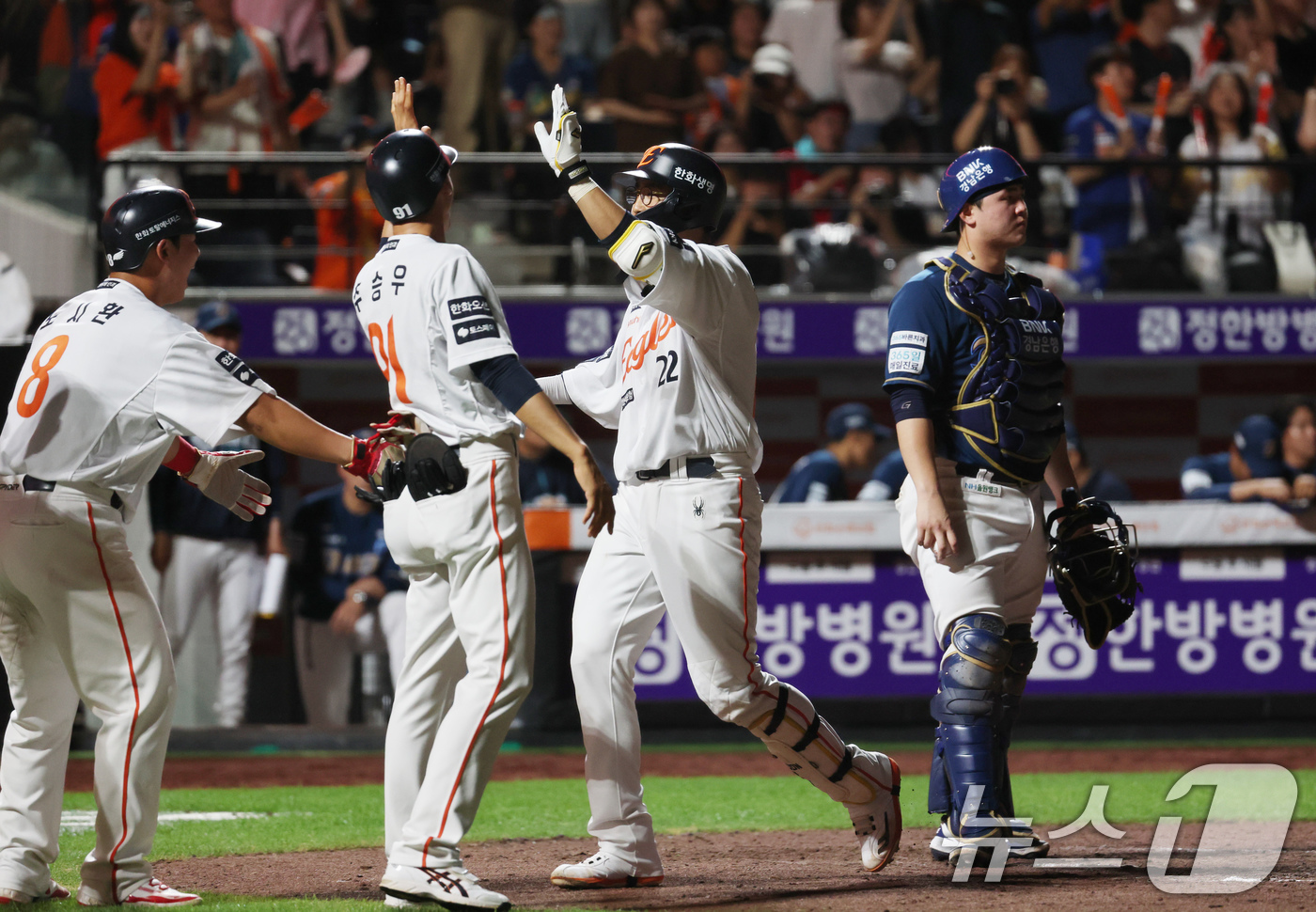 (대전=뉴스1) 김기태 기자 = 1일 오후 대전한화생명 볼파크에서 열린 프로야구 '2025 신한 SOL뱅크 KBO 리그' 한화 이글스와 NC 다이노스 경기에서 8회말 1사 1, 3 …