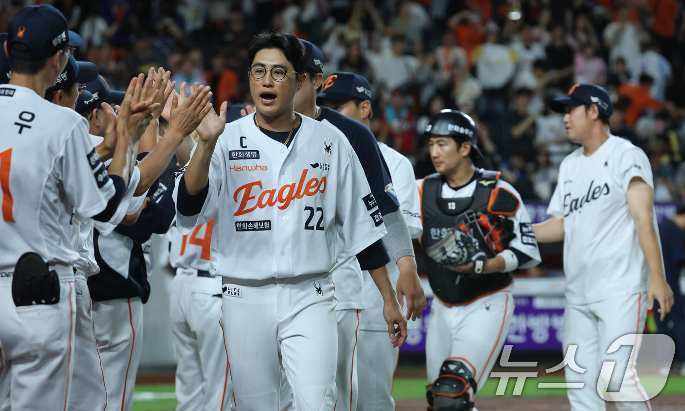 (대전=뉴스1) 김기태 기자 = 1일 오후 대전한화생명 볼파크에서 열린 프로야구 '2025 신한 SOL뱅크 KBO 리그' 한화 이글스와 NC 다이노스 경기에서 승히한 한화 선수들이 …