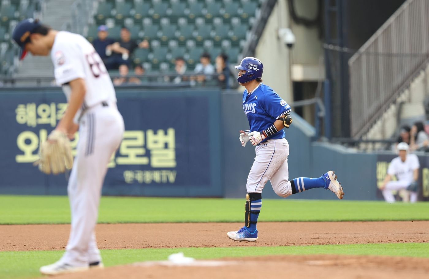 본문 이미지 - 삼성 라이온즈 포수 강민호&#40;오른쪽&#41;가 1일 열린 KBO리그 잠실 두산 베어스전에서 2회초 최민석을 상대로 2점 홈런을 터뜨렸다. &#40;삼성 라이온즈 제공&#41;