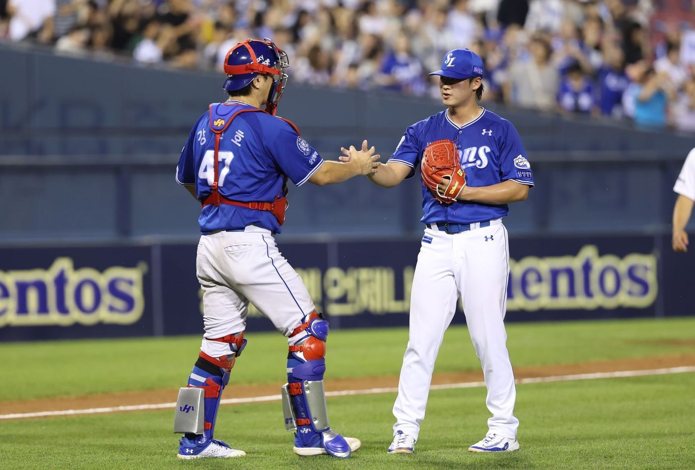 본문 이미지 - 삼성 라이온즈 포수 강민호&#40;왼쪽&#41;와 투수 이호성. &#40;삼성 라이온즈 제공&#41;