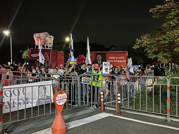 尹 재구속에 "이게 나라냐"…서울구치소·중앙지법 앞 지지자들 오열